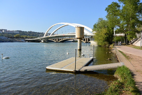 Le débarcadère du club devant le pont Raymond Barre