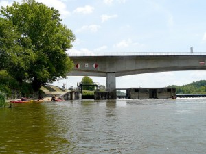 01 juin 13h47-Belleville-sur-Loire-Pont de Neuvy-sur-Loire et son barrage-portage