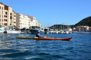 Cathy la première sur l'eau dans la marina de Bonifacio