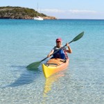 Annick arrive sur la plage de-Rondinara