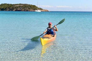 Annick arrive sur la plage de-Rondinara