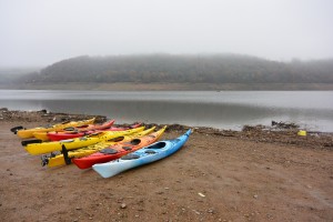 Kayaks en ligne, prêts pour la mise à l'eau