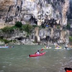 Kayaks sous les falaises