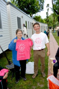 Claire et Eric portant le t-shirt de Liv & Lumière