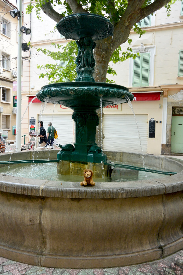 16h34 - Bandol - terrasse et fontaine - cékalomi