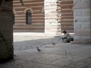 La photo de la fille avec les pigeons à Vérone figure évidemment Juliette attristée