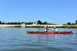 un K2 et une pagaie groenlandaise devant (l'ancien) Pont de Constantin à Arles