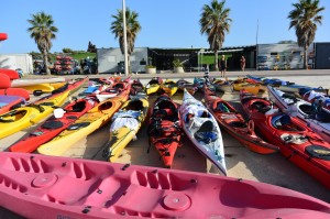 Base nautique du Roucas - les kayaks devant le club Marseille Mazargues Canoë Kayak
