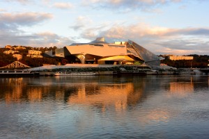 lever du soleil sur le Musée des Confluences