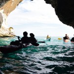 Silhouettes dans une grotte en Sardaigne