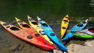 Les kayaks arrimés sur l'ïle Barbe (photo : Juliette)