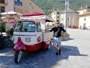 Hugo devant le marchand de 'gelati' à Lenno